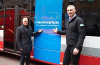 До Києва прибув мер Гамбурга і передав допомогу – автобуси та швидкі