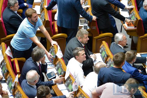 Кто голосовал за скандальный закон о конвертации кредитов