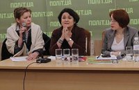 Восьмое марта: демократию убивают женщины