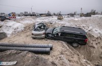 В Киеве за ночь в один строительный котлован влетели два автомобиля