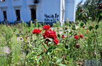 Відремонтовані будівлі знову побиті російськими снарядами. Репортаж із прифронтових Часового Яру та Нью-Йорка