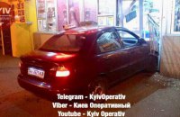 На Березняках в Киеве таксист въехал в продуктовый магазин