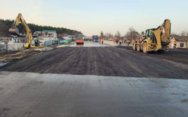Половині будинків на звільнених територіях Київщини повернули світло, відновили рух тимчасовими переправами