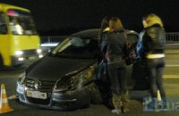 В Киеве на мосту Патона Volkswagen протаранил отбойник, парализовав движение в сторону левого берега