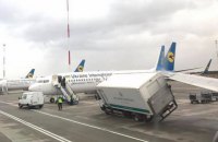 Самолет МАУ столкнулся с автомобилем кейтеринговой компании в "Борисполе"