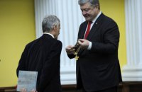 Порошенко наградил Джемилева "Орденом Свободы"