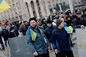 Майдан ограждают металлическими щитами