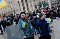 Майдан ограждают металлическими щитами