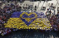 Світлична разом із харків'янами провели флешмоб до Дня прапора в центрі Харкова