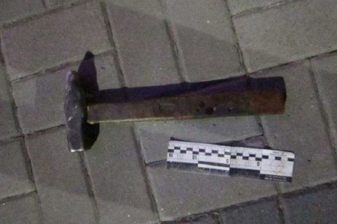 В Днепре пьяный мужчина с молотком напал на здание ОГА
