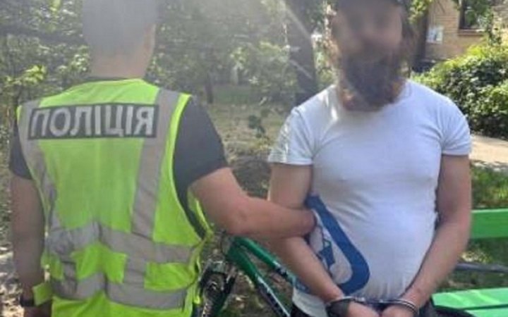 Поліція затримала чоловіка, який через вікна проникав у квартири киян і обкрадав їх