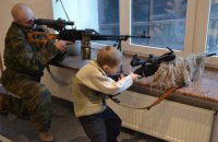 ​Боевики на Донбассе учат детей обращаться с оружием в "патриотических" лагерях