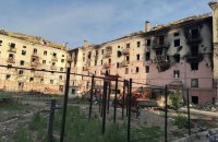 У Маріуполі грабіжники на евакуаторах викрадають вцілілі авто