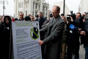 Яценюк принес Януковичу резолюцию и красные гвоздики