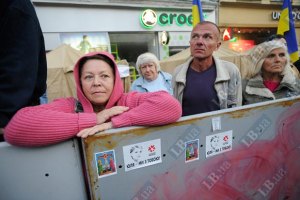Партия Луценко призывает украинцев прийти и помолчать у суда 
