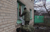 При артобстреле боевиками Новолуганского повреждены более 100 зданий