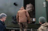 Порошенко привіз на Донбас мобільні лазні
