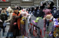 Кордон внутренних войск у АП забросали игрушками