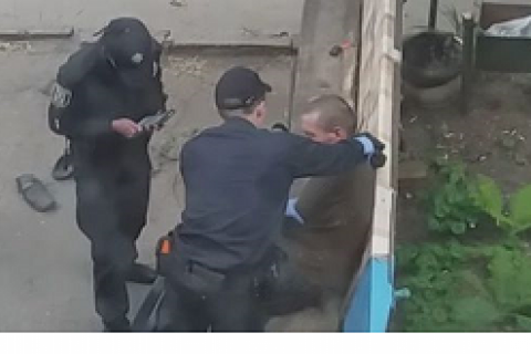 В Сумах патрульная получила условный срок за применение силы к пьяному мужчине 