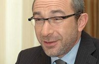 Гепа развешивает в лифтах Харькова Януковича