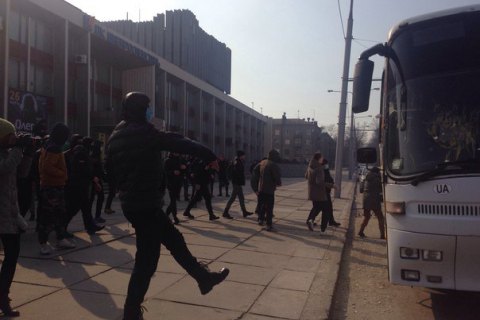 В Запорожье приезжих защитников Ленина забросали яйцами 