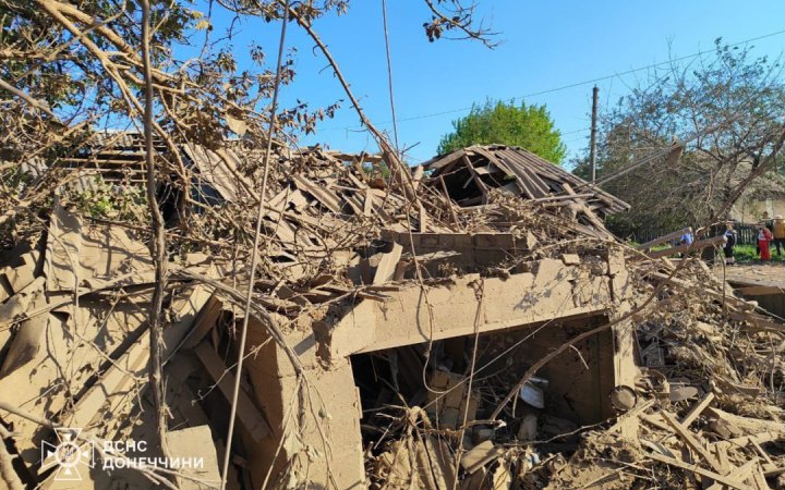 Рятувальники дістали з-під завалів тіло чоловіка, який загинув унаслідок обстрілів Дружківки на Донеччині