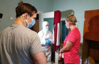 Скалецька в захисному костюмі зустрілася з евакуйованими з Китаю