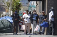Полностью привитым американцам разрешили не носить маски