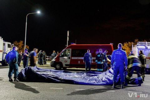 В России в результате столкновения катамарана с баржей погибли 10 человек