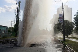 В Киеве посреди улицы бил 30-метровый фонтан