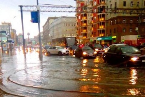 Собянин объяснил затопления улиц Москвы "тропическими ливнями"