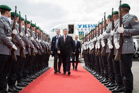 Порошенко за год совершил 20 визитов в 14 государств