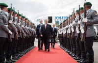 Порошенко за год совершил 20 визитов в 14 государств