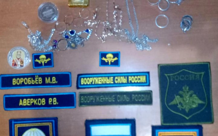 У вбитих на Херсонщині російських окупантів знайшли награбоване золото та срібло, - ОК "Південь"