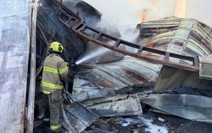 У Бучанському районі росіяни атакували склади: постраждали три людини