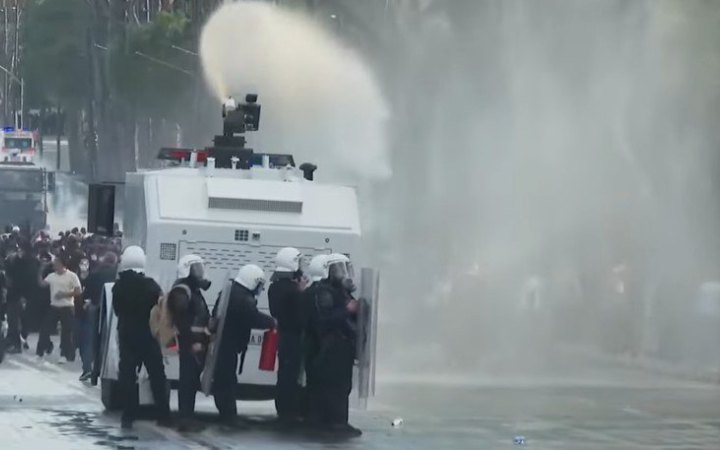 В Албанії масові протести переросли у сутички з поліцією 