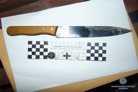 В Киеве на Дарнице мужчина ранил ножом охранника ТЦ