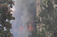 Окупанти з танків обстріляли багатоповерхівку в Авдіївці