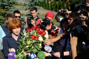 Янукович журналистов проигнорировал, торт от Чепак остался не тронутым
