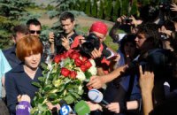 Янукович журналистов проигнорировал, торт от Чепак остался не тронутым