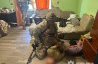 В Ужгороді озброєний чоловік забарикадувався в будинку з дружиною та дитиною: поліцейські провели спецоперацію