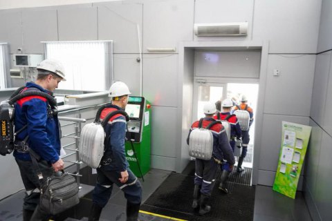 В результате взрыва в российской шахте погибли 52 человека