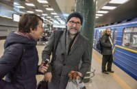 Композитора, написавшего музыку для "Шерлока", "засекли" в киевском метро