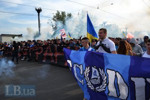 Фан "Днепра" сломал милиционеру челюсть