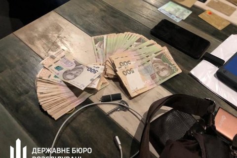 ГБР задержало следователя полиции при получении 50 тыс. гривен взятки