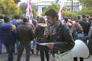 В Греции забросали камнями и палками дом президента