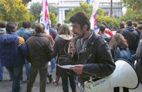 В Греции забросали камнями и палками дом президента