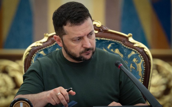 Зеленський обговорив ситуацію на фронті та подальші дії із Сирським та Умєровим