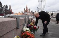 Борис Джонсон возложил цветы на месте убийства Немцова
