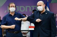 Ізраїль першим у світі запустив вакцинацію третьою дозою Pfizer, почали з президента
